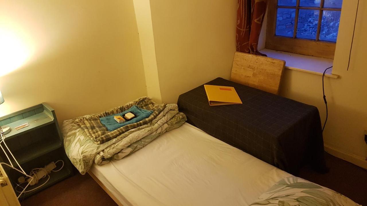 'Yellow Wood Micro Hostel-Eco Urban Bothy Style Very Basic But Cosy Redecorating But Cheap & Friendly Quiet Time Lockout 11Pm-7Am Bring Towel Or Hire Brecon Exterior photo