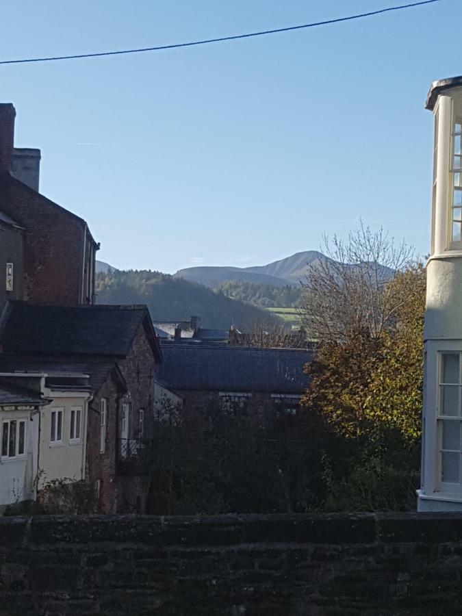 'Yellow Wood Micro Hostel-Eco Urban Bothy Style Very Basic But Cosy Redecorating But Cheap & Friendly Quiet Time Lockout 11Pm-7Am Bring Towel Or Hire Brecon Exterior photo
